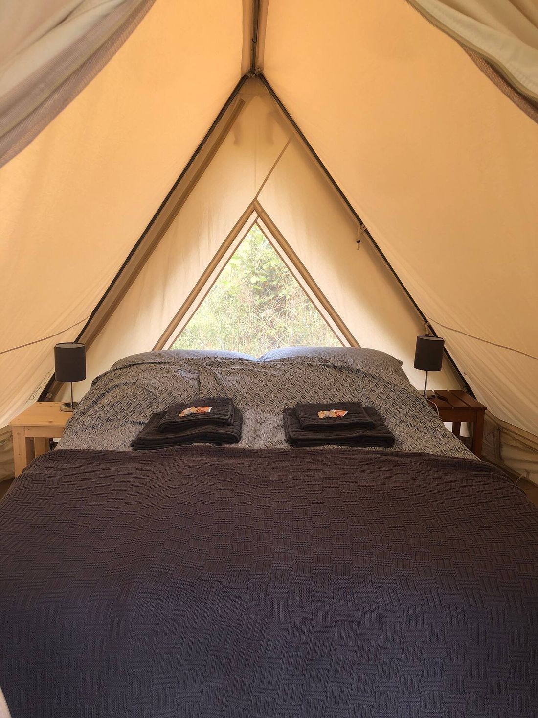Schlafbereich im Glamping-Zelt mit Doppelbett