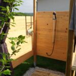 Große Außendusche mit warmen Wasser