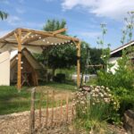 Großes Vorzelt spendet Schatten und Schutz vor Regen